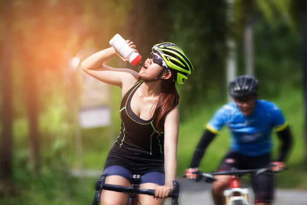  Đừng quên uống nước khi đạp xe ngoài trời